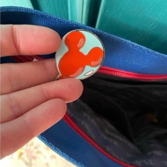 Harvey’s Play in the Park streamline crossbody bag. Euc/like new condition. - Picture 2 of 5